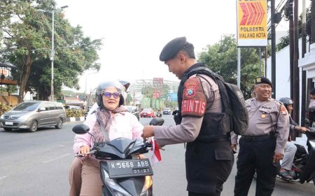 Polresta Malang Kota Berbagi 81 Bendera Merah Putih ke Pengendara, Pupuk Nasionalisme Jelang HUT RI ke-81