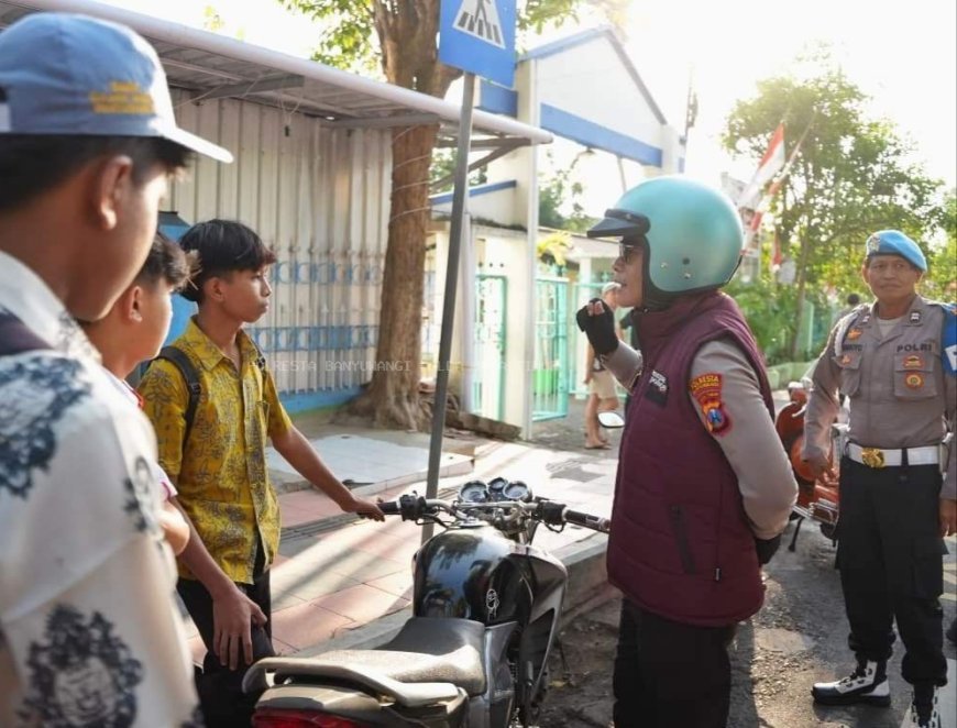 Mengendarai Vespa, Kapolresta Banyuwangi Keliling Jaga Kenyamanan dan Keselamatan Warga