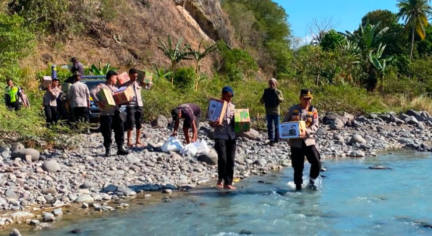Menembus Jalan Terjal, Polri Hadir Membawa Harapan: Kapolres Nagekeo Salurkan Bantuan Kapolda NTT untuk Warga Terdampak Gempa