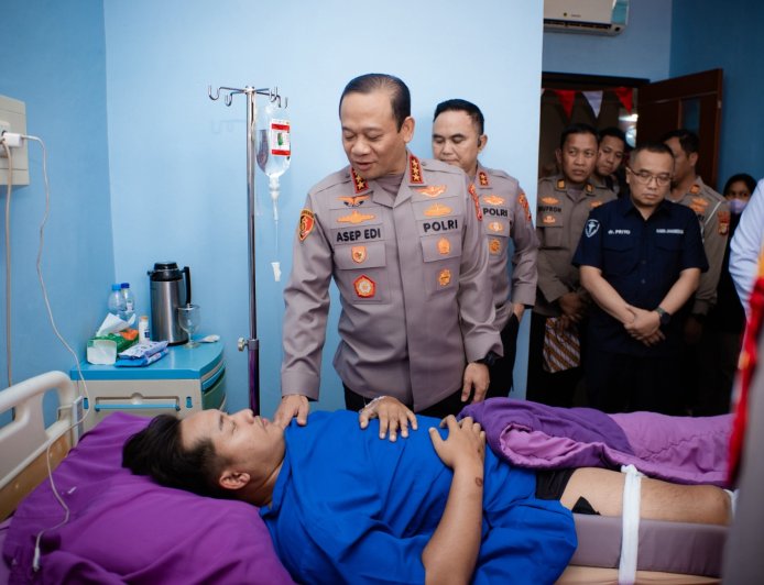 Kapolda Didampingi Waka Polda  Metro Jaya Besuk Tiga Polisi yang Cedera Saat Bertugas di RS Polri