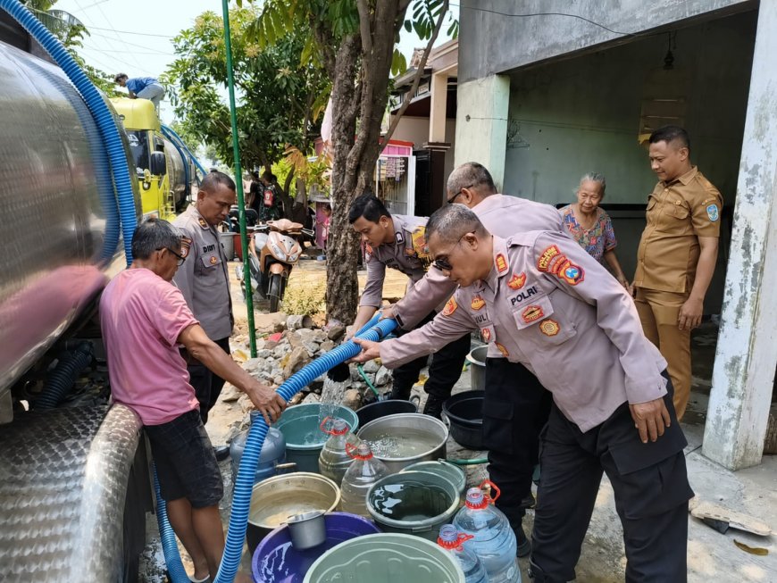 Polres Nganjuk Kerahkan Water Cannon dan Truk Tangki Pasok Puluhan Ribu Liter Air Bersih di Ngetos